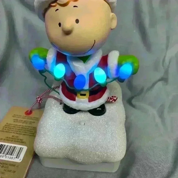 Hallmark 2015 Peanuts Gang Christmas Music and Light Show featuring Linus NWT - Picture 11 of 16